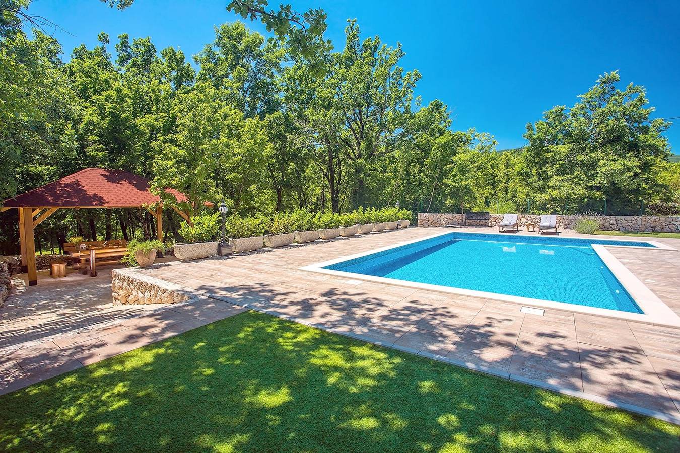 Villa Andrea bietet 5 Schlafzimmer, einen 50 m2 großen privaten Pool, eine Fun-Zone mit Pro 9-Billardtisch und einen Spielplatz im Freien in Imotski, Makarska Riviera