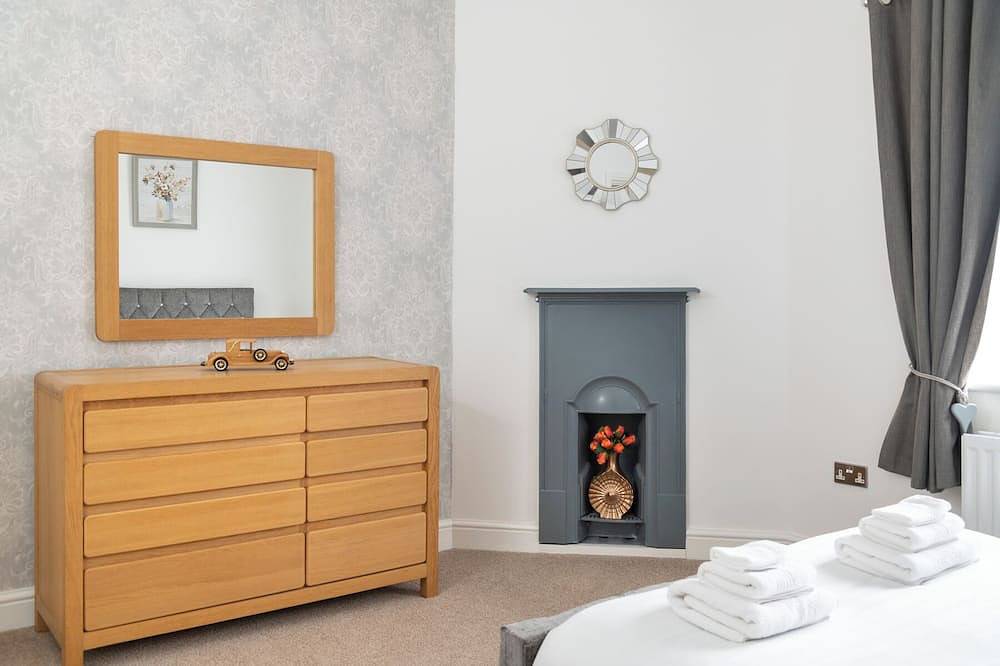 Four Oaks Cottage – Charming Family Stay with Hot Tub & Garden, Sleeps 8 in Cumbria