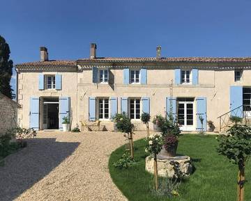 Gîte pour 12 personnes, avec jardin ainsi que vue et piscine, animaux acceptés à Bernay-Saint-Martin