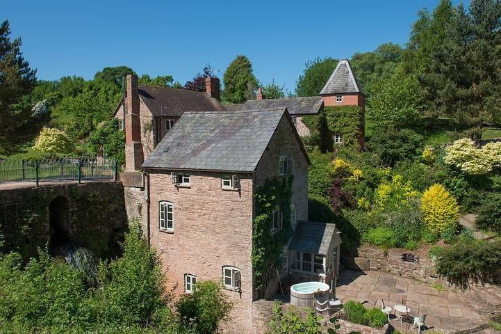 Vacation rental for 2 people, with Hot tub and Yard in Hanley