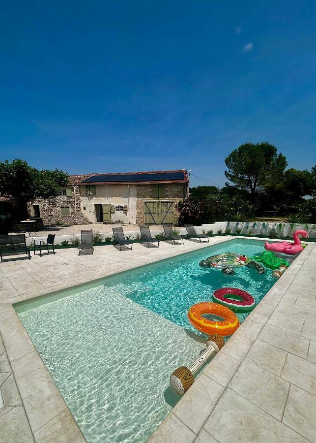 Location de vacances pour 20 personnes, avec piscine ainsi que jacuzzi et jardin, adapté aux familles à Mons (Gard)