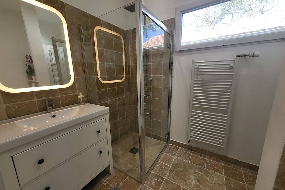 Appartement entier, Studio Ouest Parking clos plein pied pour 3 2 lits in Gardanne, Côte méditerranéenne (France)