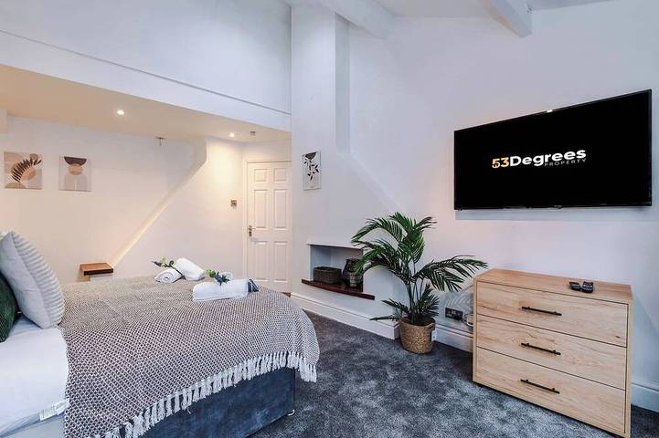 Entire apartment, Stylish Home in Bolton, Vibrant Central Location, Sleeps 6! in Bolton, Greater Manchester