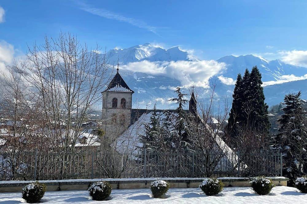 Ganze Wohnung, Ein kompletter Stock in einem renovierten mittelalterlichen Turm im Herzen des Mont-Blanc-Gebiets in Sallanches, Pays du Mont-Blanc