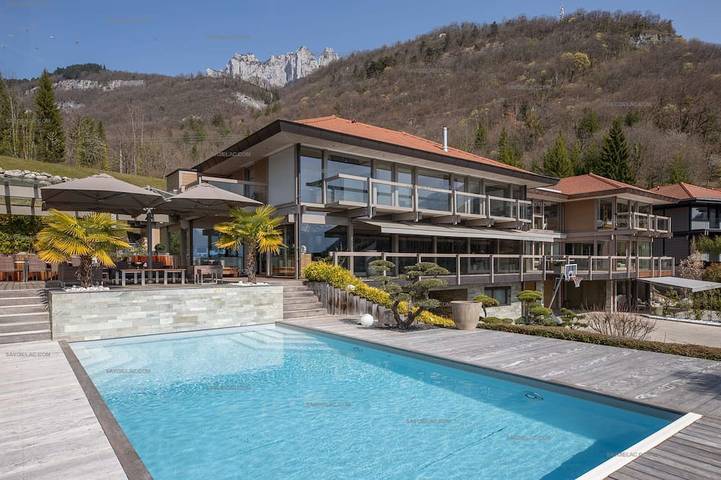 Vakantiehuis voor 15 personen, with whirlpool and balkon as well as tuin in Talloires