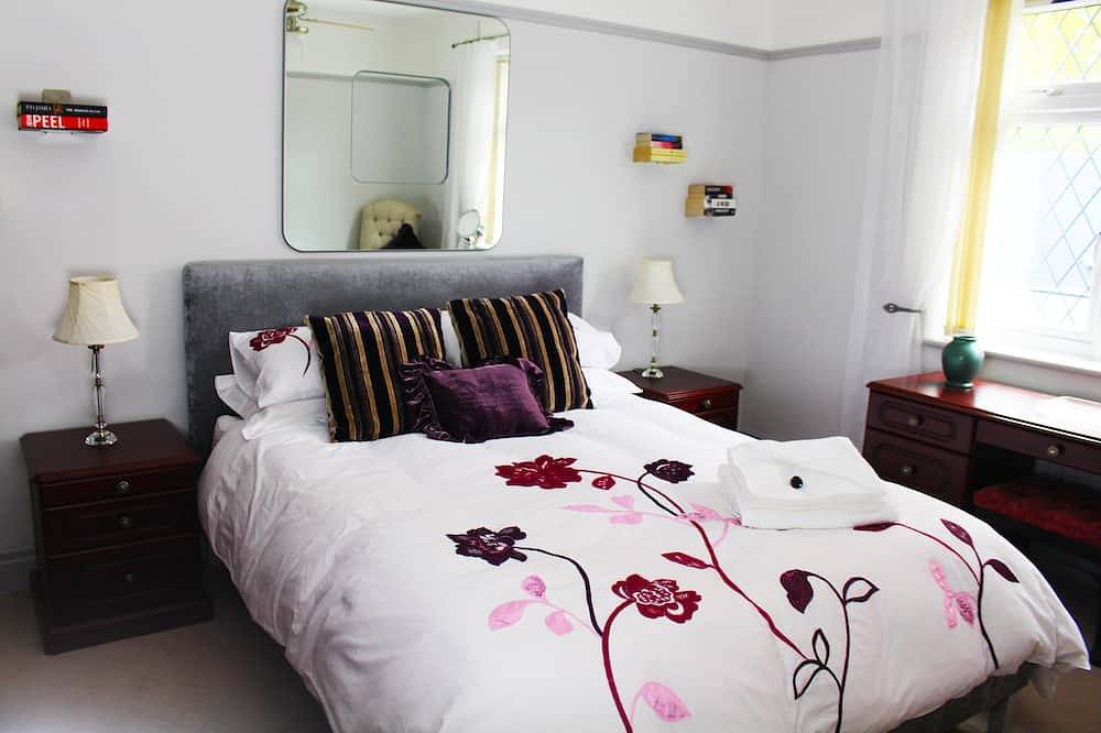 Luxury and private 2 bedroom bungalow with hot tub, prime location in Chester in Chester, Cheshire West and Chester