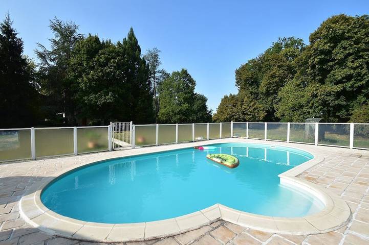 Gîte pour 15 personnes, avec jardin ainsi que piscine et terrasse, animaux acceptés à Saint-Aubin-sur-Loire