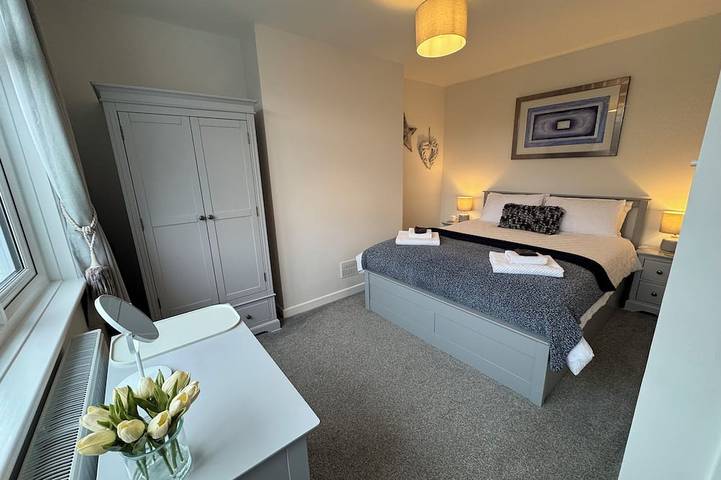 Ganze Wohnung, Beach 180: Beachfront Apartment, Sea views & Private Driveway Parking in Worthing, West Sussex