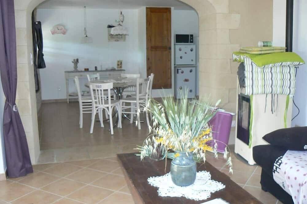 Appartement entier, Maison de caractère vieille grande ferme. in Mane, Parc naturel régional du Luberon