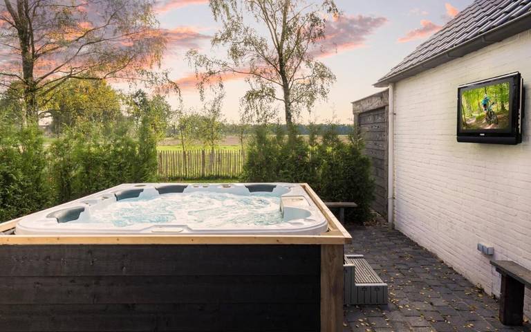 Lodge für 6 Personen, mit Whirlpool und Terrasse sowie Garten und Pool