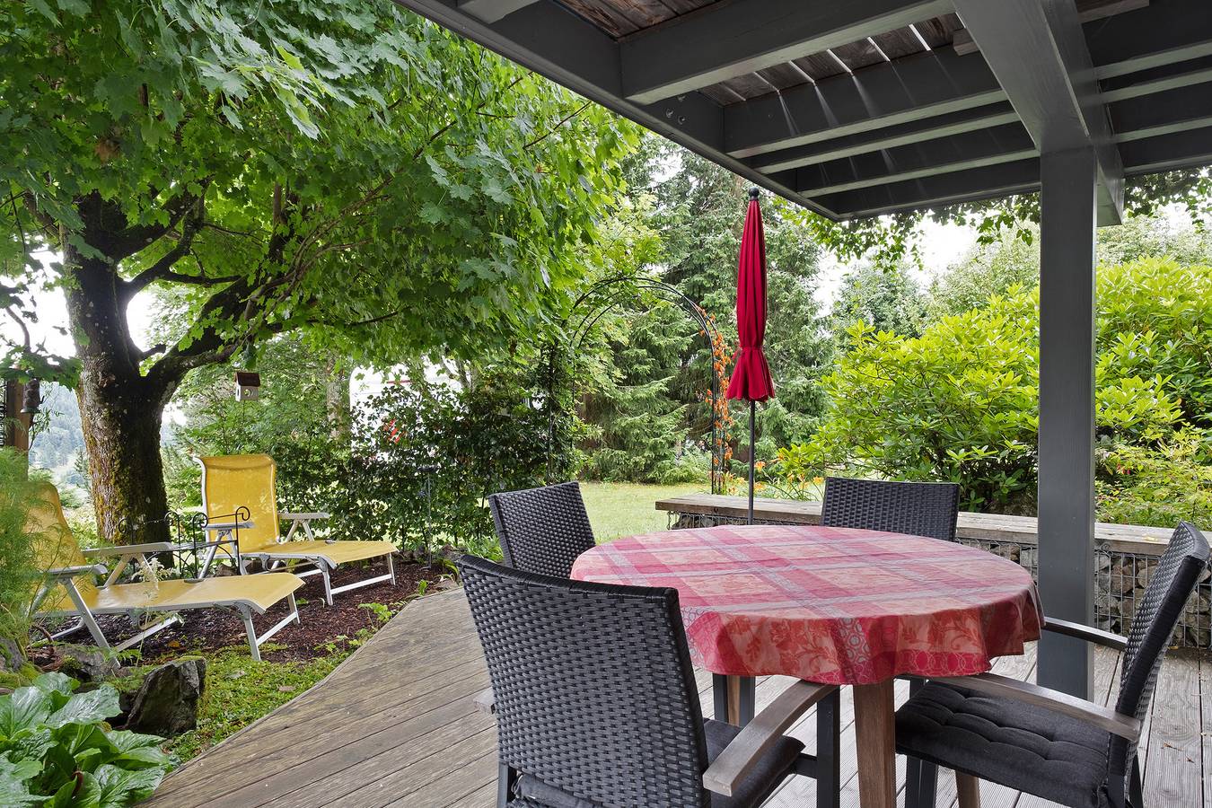 Entire apartment, Holiday Apartment 'Besamia' with Private Terrace, Shared Garden and Wi-Fi in Suedlicher Schwarzwald, Todtnau