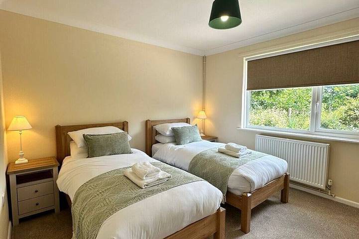 Bungalow-Eigenes Badezimmer-Traditionell-Blick auf die Landschaft in Bransgore, Hampshire
