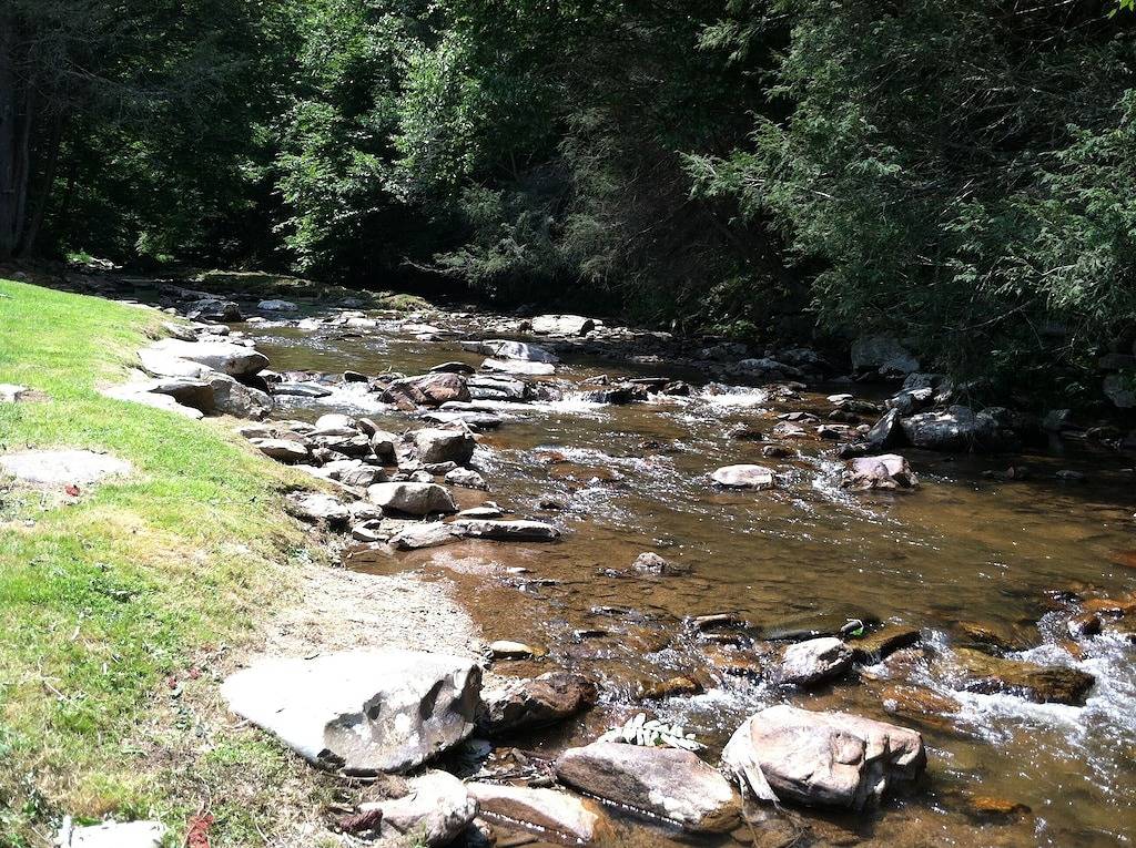Ruhige kleine Hütte am Ufer eines ruhigen Forellenbach entfernt in Ashe County