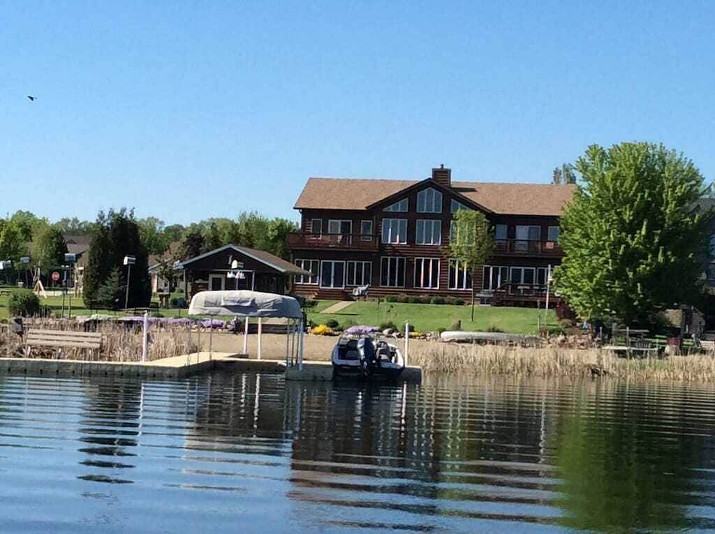 10 bdrm, 7 bath, cabana, beach, dock, pontoon, games, play ground in Le Sueur County