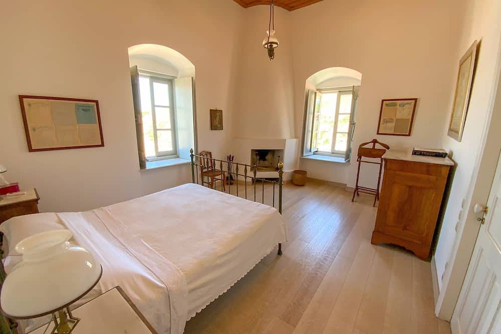 Classy Villa with Wonderful View and swimming pool in Hydra