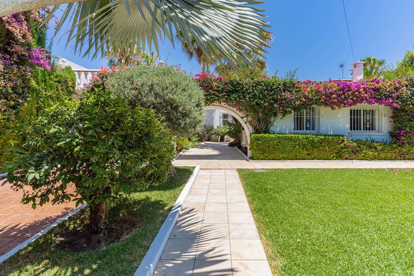 Beautiful Villa 'La Caracola' with Swimming Pool, Jacuzzi & Garden in Playa de Cortijo Blanco, Marbella
