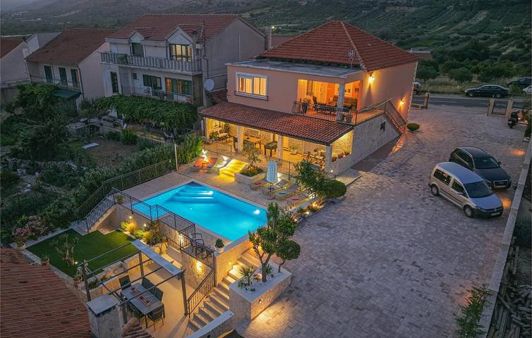 Ganze Ferienwohnung, Reizende 2-Zimmer-Wohnung mit Pool, Terrasse und WLAN in Küstennähe in Šibenik-Knin