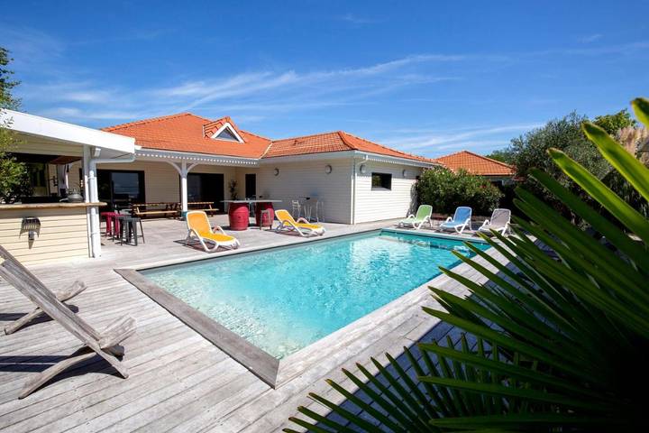 Villa pour 29 personnes, avec Terrasse ainsi que Jardin et Piscine à Gujan-Mestras