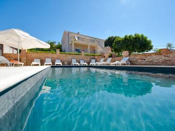 Ferienhaus für 10 Personen, mit Terrasse und Pool in Zadar