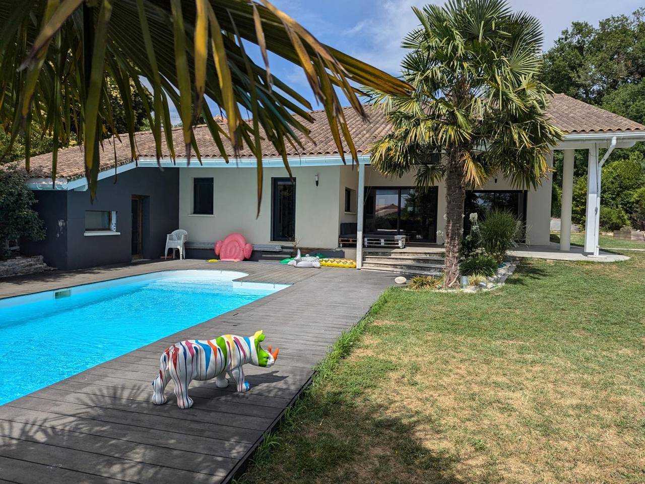 Modernes Haus mit privatem Pool, geschlossenem Garten und Wlan in Soyaux, Charente