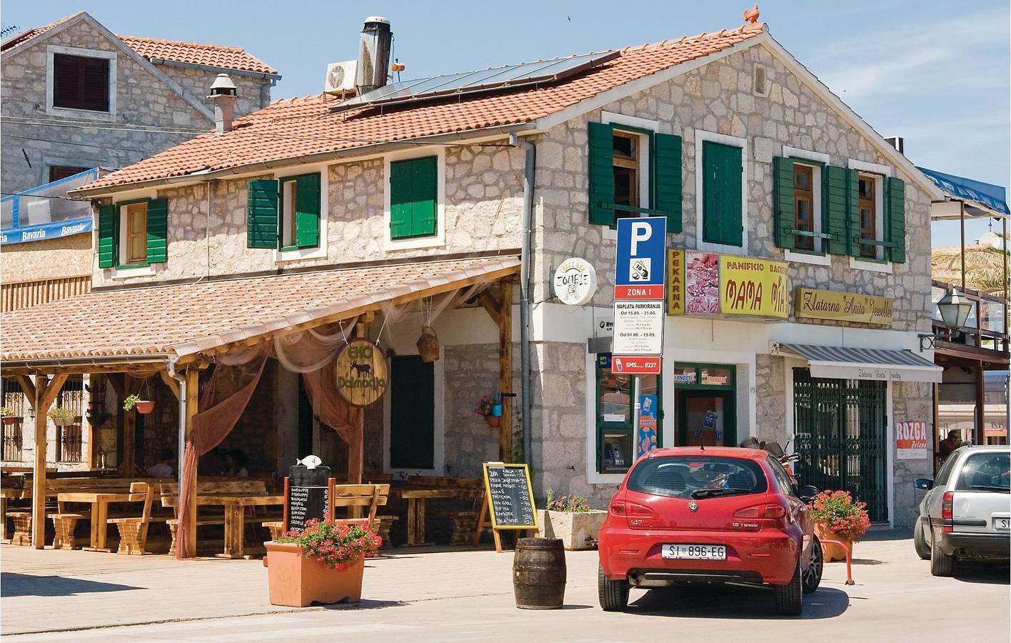 Ganze Ferienwohnung, Gemütliche 2-Zimmer-Wohnung mit Terrasse, 900 m vom Strand entfernt, WLAN & Parkplatz in Vodice, Šibenik-Knin