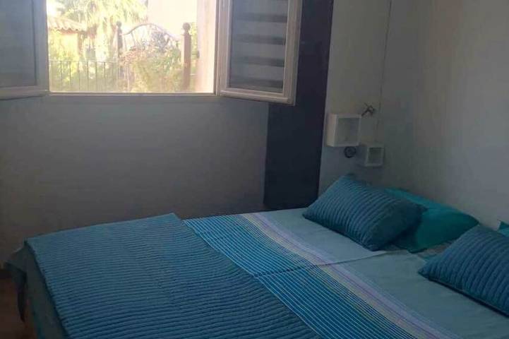 Gîte pour 4 personnes, avec terrasse ainsi que jardin et piscine, animaux acceptés dans Port des Marines de Cogolin - 2