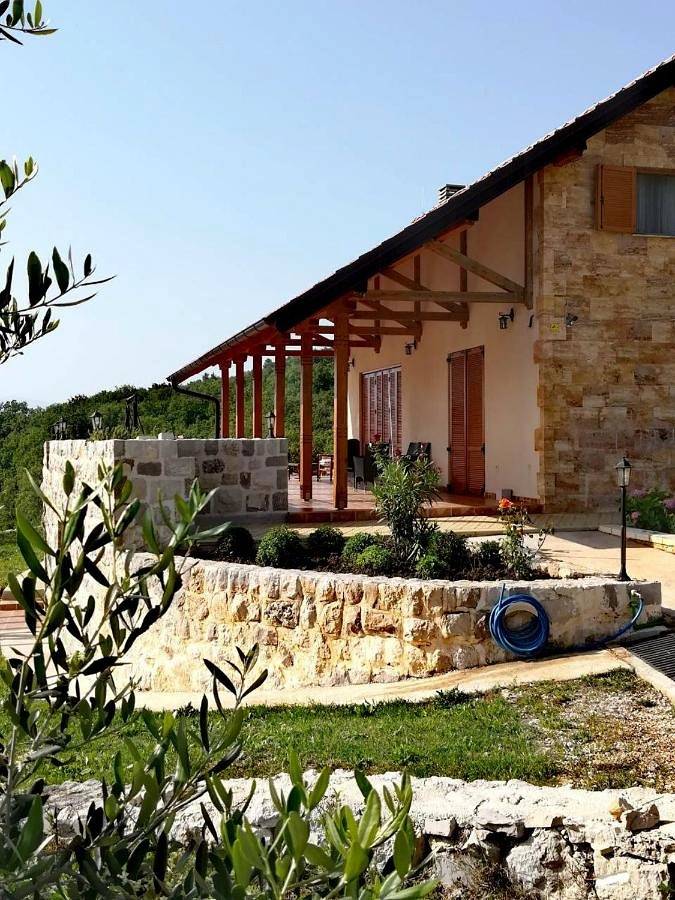 Ferienhaus für 6 Personen, mit Balkon und Terrasse sowie Garten und Pool in Montenegro - 2