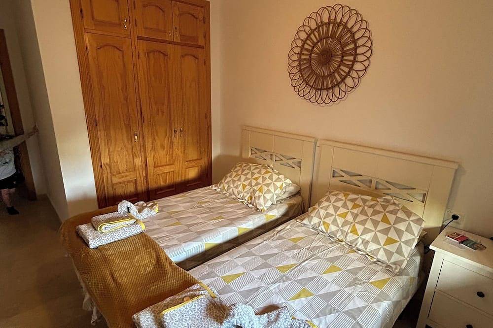 Apartamento entero, ¡Vistas increíbles! Apartamento dúplex moderno y central: piscina, wifi, Tv con canales Sky y aire acondicionado. in Frigiliana Road, Frigiliana