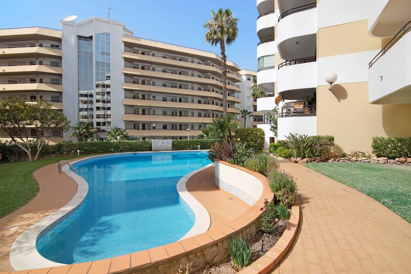 Entire apartment, Apartment "Tropicana" with Shared Pool & Wi-Fi in Vilamoura, Quarteira