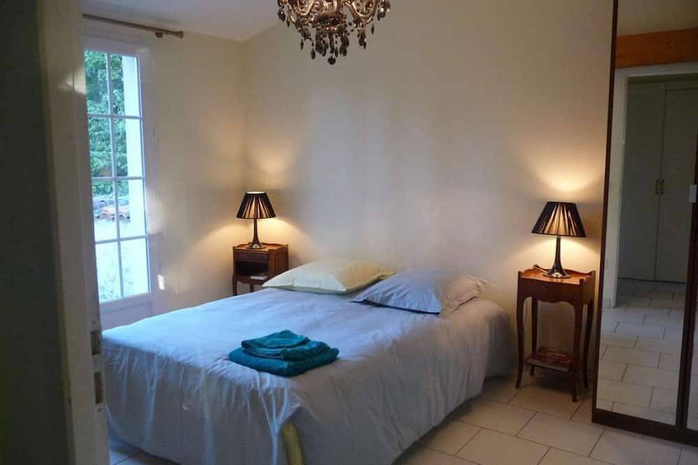 Charming Cottage with Private Gardens, Baby Gear, Near Cognac in Cognac, Charente