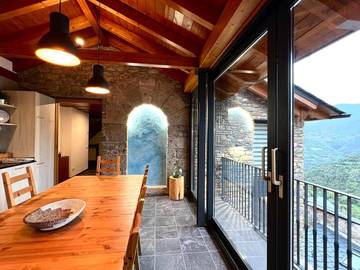 Location de vacances pour 11 personnes, avec vue et terrasse à Sort