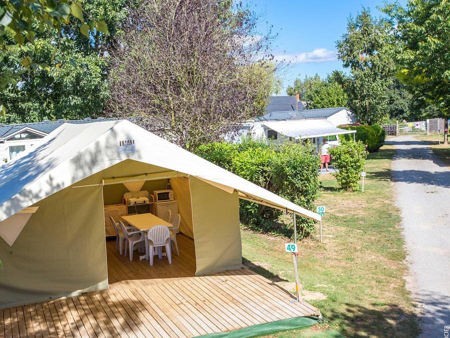 Camping Domaine Les Peupliers - Tienda 5 personas - Simplemente (ajustado) in Tinténiac, Región de Saint-Malo