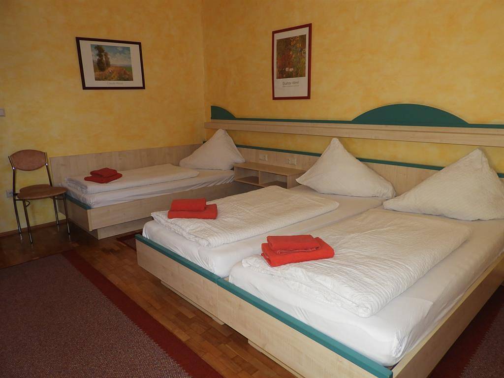 Dreibettzimmer mit Dusche, Wc in Klagenfurt am Wörthersee, Oberösterreichische Voralpen