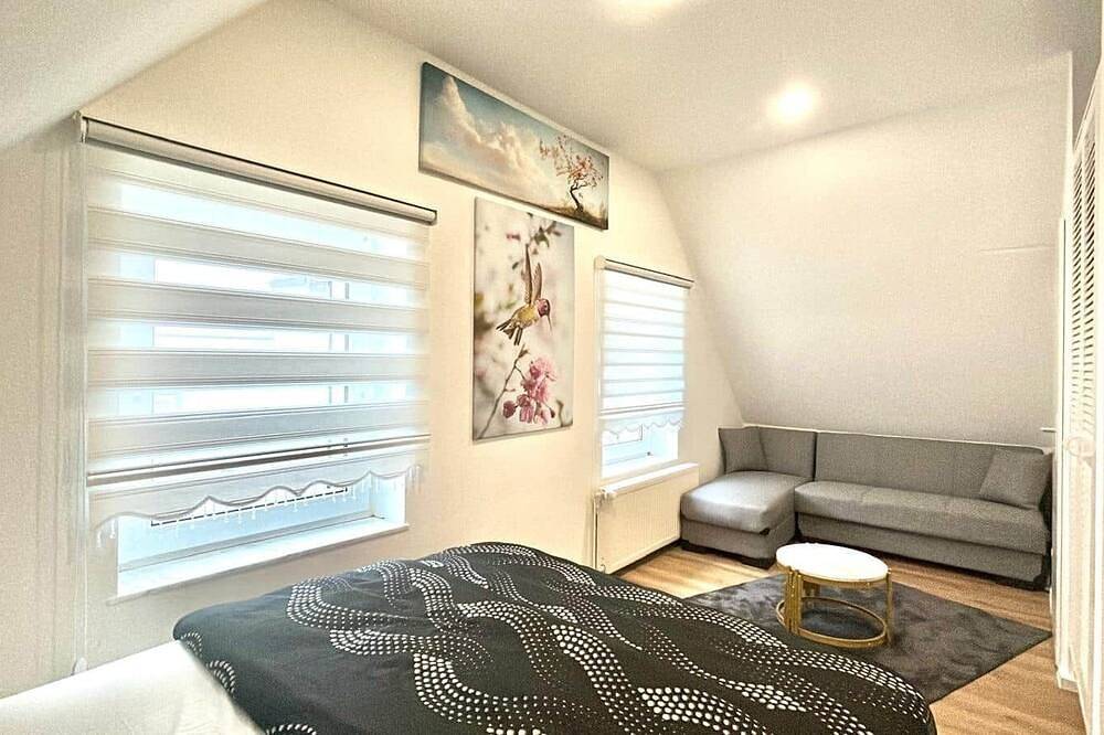 Room with 160 cm bed + sofa bed & workspace room :22 in Wuppertal, Bergisch region