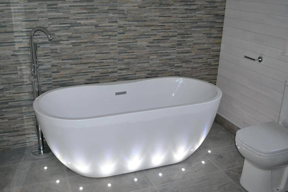 Entire apartment, Kingfisher Luxury Lodge with Sauna and Hot Tub in Chinnor, Chiltern Hills
