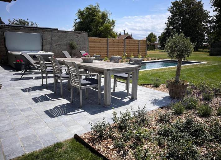 Chambre d’hôte pour 3 personnes, avec Terrasse et Jacuzzi ainsi que Jardin et Piscine à Oudenburg