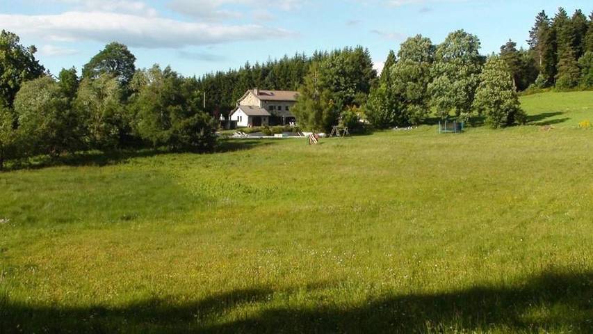 Location de vacances pour 30 personnes, avec Jacuzzi et Terrasse ainsi que Jardin et Piscine à Le Chambon-sur-Lignon - 2