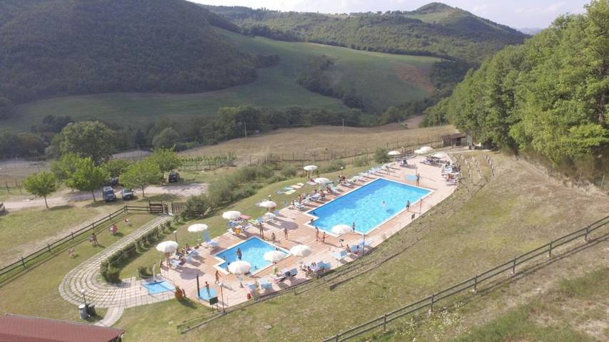 Casa vacanza per 3 persone, con Terrazza e Giardino nonché Piscina e Panorama a Urbania