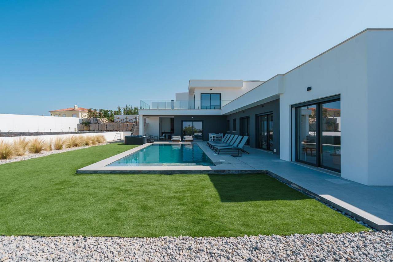 Villa Locki with jacuzzi, private pool and sea view in Atalaia, Distrito de Lisboa
