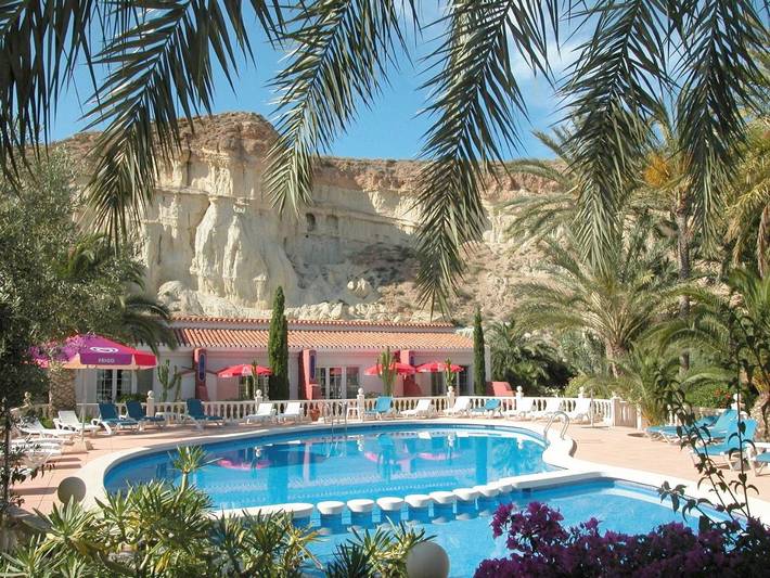 Station pour 4 personnes, avec Balcon et Terrasse ainsi que Jardin et Piscine dans Bolnuevo