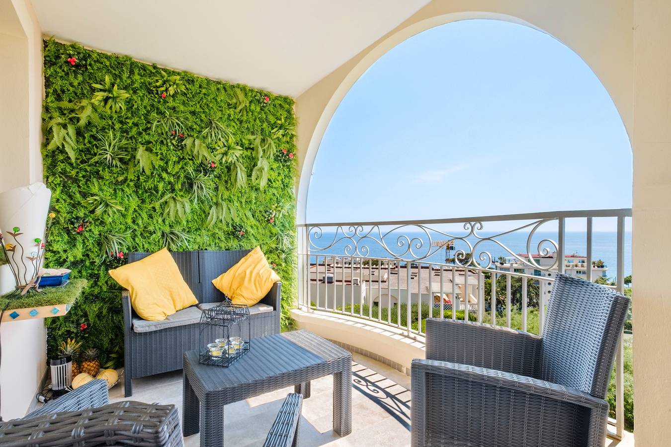 Entire apartment, Apartment "Palais Isabelle" with sea view and terrace, just steps from the beaches of Cannes in Cannes, Cannes region
