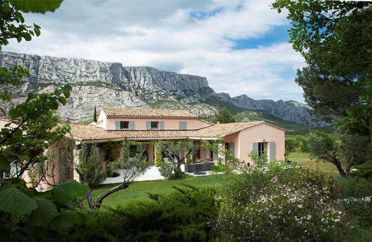 Cottage pour 10 personnes, avec jardin ainsi que piscine et jacuzzi à Saint-Antonin-sur-Bayon