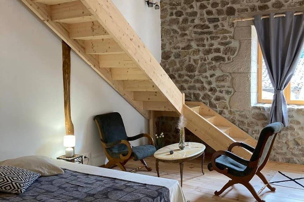 Gîte Les Vieilles Pierres au porte de la forêt pour les familles ou entre amis in Satillieu, Région de Tournon-sur-Rhône