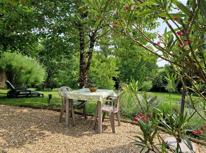 Gîte pour 2 personnes, avec piscine ainsi que terrasse et jardin à Prigonrieux