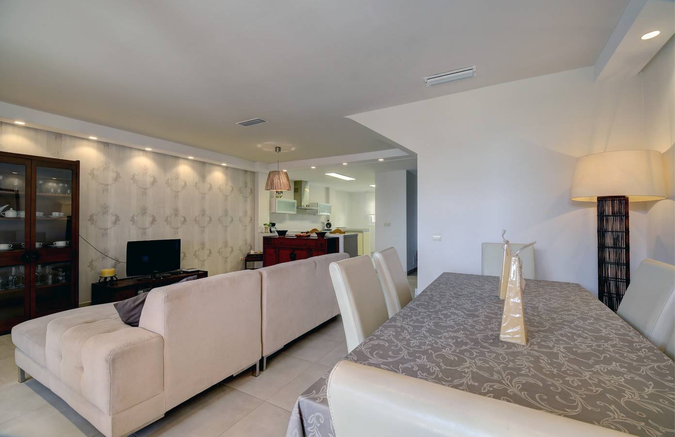 Beachfront Holiday Home with Wi-Fi and Air Conditioning in Buenas Noches, Estepona