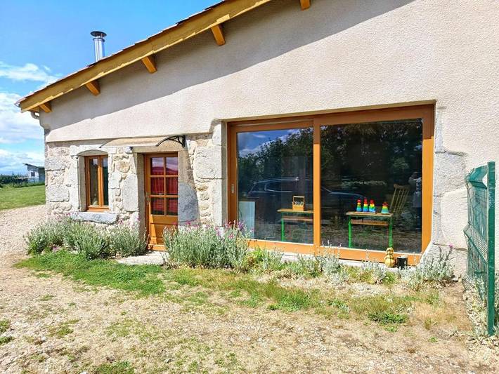 Location de vacances pour 5 personnes, avec vue et jardin dans Trézioux - 2