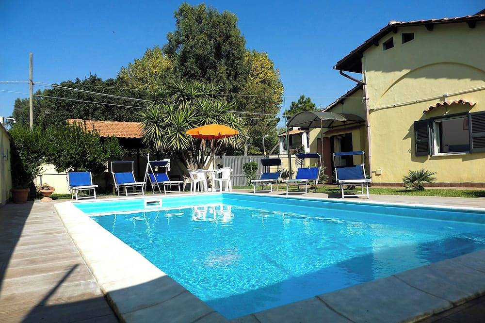 Villa Giovanna con jardín e piscina privada, a poca distancia del mar in Castel Volturno, Provincia de Caserta