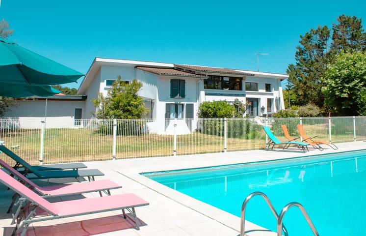 Gîte pour 4 personnes, avec vue ainsi que jardin et piscine à Lesperon