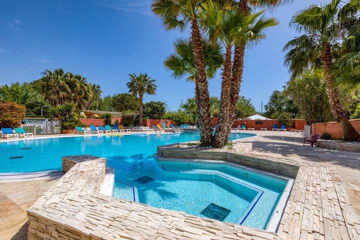 Camping pour 6 personnes, avec jardin ainsi que jacuzzi et bassin pour enfant, adapté aux familles à Agde - 2