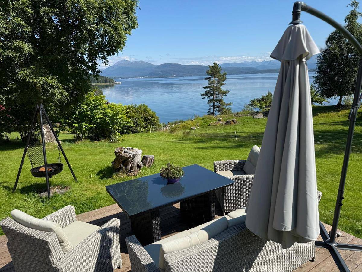 Draget gård, idyllisk småbruk ved sjøen in Molde, Nördliches Fjordnorwegen